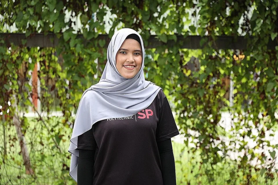 SEMANGAT WAJA: Meskipun perlu banyak berkorban demi keluarga, Cik Nadhirah Insyirah terus bersemangat mengejar cita-cita dalam bidang kejuruteraan. - Foto BH oleh ONG WEE JIN