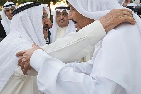 DUA PEMIMPIN BERTEMU: Raja Arab Saudi, Raja Salman Abdulaziz Al-Saud (kanan), memeluk Emir Kuwait, Sheikh Sabah al-Ahmad Al-Sabah, semasa lawatan pemimpin Kuwait itu ke Jeddah kelmarin. Sheikh Sabah menemui Raja Salman untuk membincangkan tengkarah diplomatik antara beberapa negara Arab dengan Qatar. - Foto REUTERS
