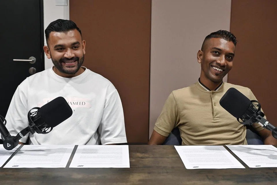 ISU HANGAT: Bekas pemain antarabangsa Singapura Faritz Hameed (kiri), dan Syed Faris Syed Kassim, anggota kumpulan penyokong bola sepak Singapura SingaBrigade, diundang sebagai tetamu bagi rakaman podcast sukan Berita Harian/Berita Minggu, #NoTapis Extra Time, baru-baru ini, yang membincangkan tentang 10 usulan daripada reviu Sukan SEA 2023.