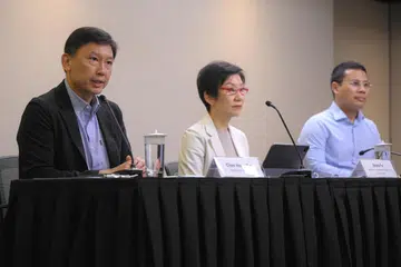(Dari kiri) Menteri Pengangkutan, Encik Chee Hong Tat;  Menteri Kemampanan dan Sekitaran, Cik Grace Fu; dan Menteri Pembangunan Negara, Encik Desmond Lee, semasa di Sidang Media bersama Menteri pada 24 Jun 2024 bagi memberi perkembangan terkini mengenai operasi pembersihan tumpahan minyak di perairan negara ini.