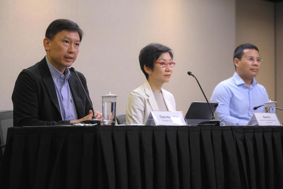 (Dari kiri) Menteri Pengangkutan, Encik Chee Hong Tat;  Menteri Kemampanan dan Sekitaran, Cik Grace Fu; dan Menteri Pembangunan Negara, Encik Desmond Lee, semasa di Sidang Media bersama Menteri pada 24 Jun 2024 bagi memberi perkembangan terkini mengenai operasi pembersihan tumpahan minyak di perairan negara ini.