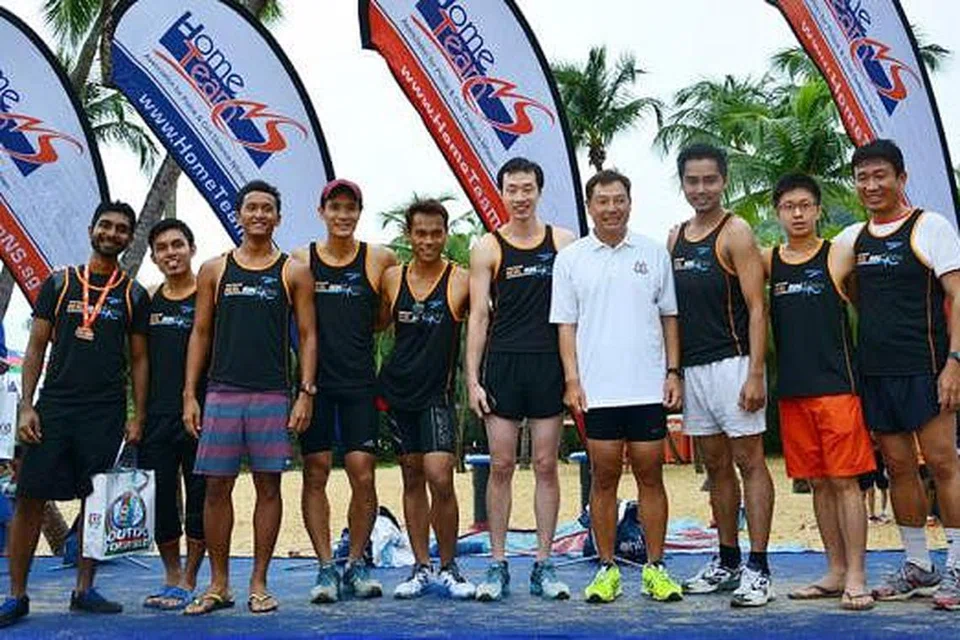 MINAT YANG MENYATUKAN: Encik Muhd Faiz (enam dari kanan) bersama anggota kumpulannya dari PCG yang menyertai acara REAL Run homeTeamNS tahun ini. Acara itu telah berjaya menyatukan para anggota kerahan PCG itu menerusi minat yang sama, iaitu berlari. - Foto HOMETEAMNS