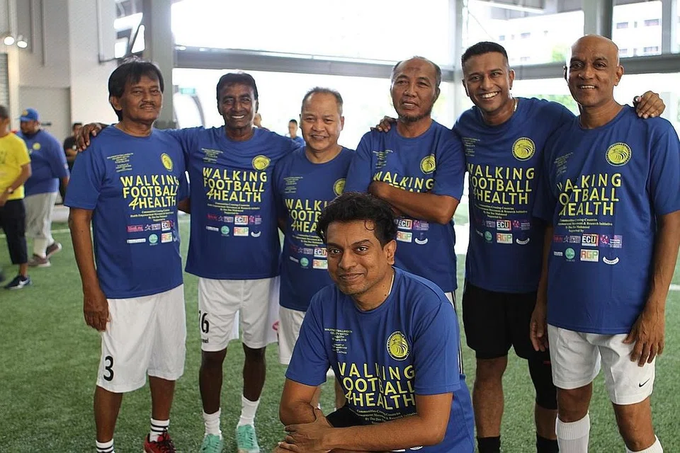 PEMAIN VETERAN: Beberapa bekas pemain bola sepak Singapura seperti Samsuddin Rahmat (paling kiri) dan Tohari Pajian (empat dari kiri) turut turun padang menyertai perlawanan WalkingFootball4Heath. - Foto INIAZ RAHIM