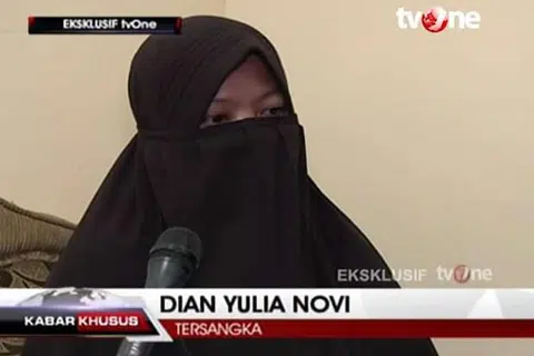 RANCANG BOM ISTANA: Dian Yulia Novi, 27 tahun, yang pernah bekerja di Singapura sebagai pembantu rumah, ditahan dalam serbuan antikeganasan minggu lalu kerana merancang menyerang istana Presiden di ibu kota Indonesia itu. - Foto THE STAR