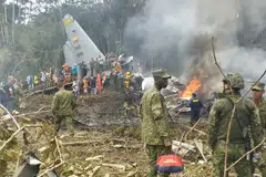 Para pekerja kecemasan giat menjalankan kerja-kerja mencari dan menyelamat di kawasan sebuah pesawat tentera Colombia terhempas di Puerto Leguizamo, Putumayo, Colombia, pada 23 Mac 2026.