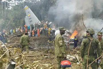 Para pekerja kecemasan giat menjalankan kerja-kerja mencari dan menyelamat di kawasan sebuah pesawat tentera Colombia terhempas di Puerto Leguizamo, Putumayo, Colombia, pada 23 Mac 2026.