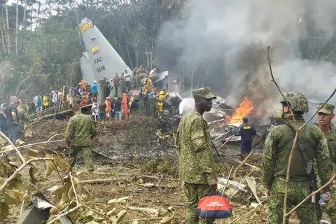 Para pekerja kecemasan giat menjalankan kerja-kerja mencari dan menyelamat di kawasan sebuah pesawat tentera Colombia terhempas di Puerto Leguizamo, Putumayo, Colombia, pada 23 Mac 2026.