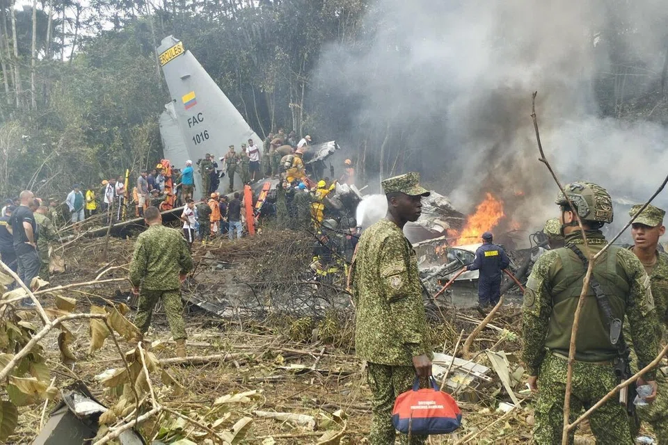 Para pekerja kecemasan giat menjalankan kerja-kerja mencari dan menyelamat di kawasan sebuah pesawat tentera Colombia terhempas di Puerto Leguizamo, Putumayo, Colombia, pada 23 Mac 2026.