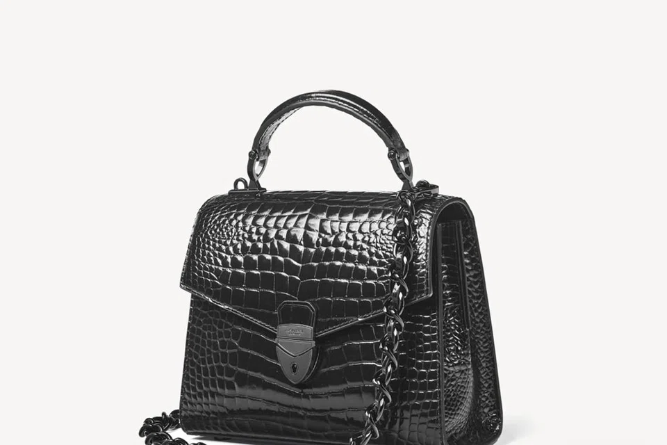 Beg Aspinal of London beg versi Midi Mayfair (kulit buaya paten) berharga $1,195 di laman Aspinal of London.
