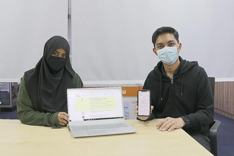 USAHA TAMBAHBAIK KUMPUL DANA: Eksekutif kanan TAA, Cik Siti Amirah Nabilah; dan pengurus TAA, Encik Didicazli Ismail, mempamerkan laman sesawang www.TAA.Sg menerusi komputer riba dan telefon pintar. - Foto TAA