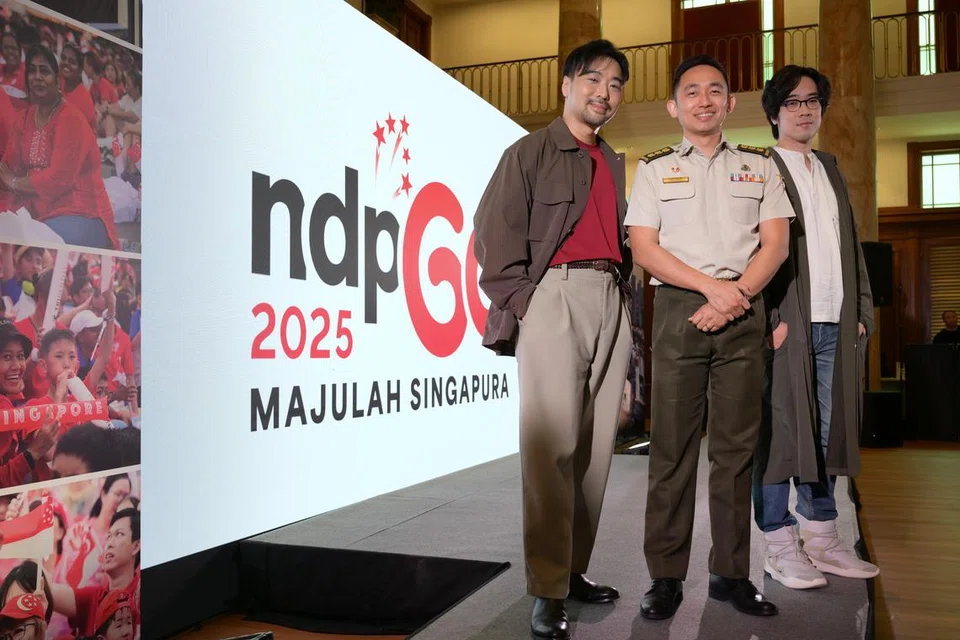 Pengerusi Jawatankuasa Eksekutif Perbarisan Hari Kebangsaan (NDP) 2025, Kolonel Chong Shi Hao (tengah), berkongsi tema, logo dan lagu Perbarisan Hari Kebangsaan (NDP) 2025 semasa satu acara media di Galeri Nasional Singapura pada 26 Mei. Bersama beliau adalah penulis bersama lagu tema NDP 2025 ‘Here We Are’, Encik Charlie Lim (kanan), dan pengarah video muzik lagu tema NDP 2025 itu, Encik He Shuming (kiri).