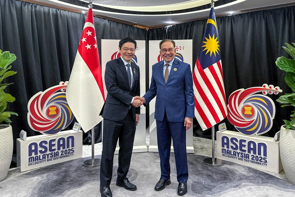 Perdana Menteri, Encik Lawrence Wong (kiri), bertemu dengan Perdana Menteri Malaysia, Datuk Seri Anwar Ibrahim, di luar Sidang Puncak Asean Ke-46 di Kuala Lumpur, Malaysia pada 26 Mei.