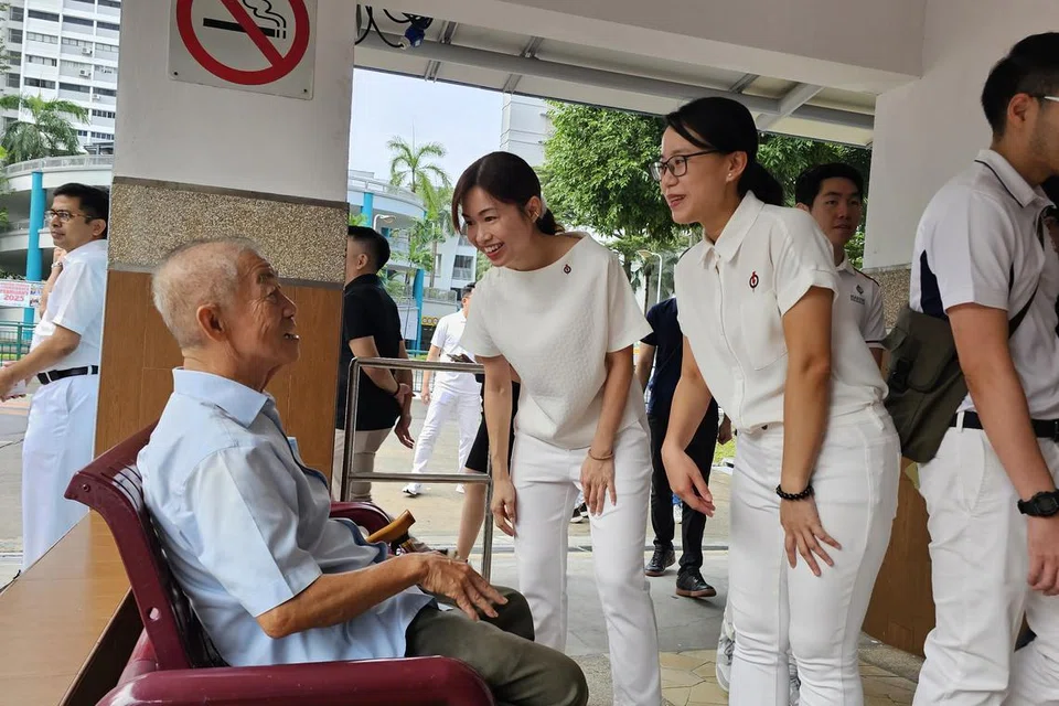 Anggota Parlimen SMC MacPherson, Cik Tin Pei Ling (dua dari kiri), dan penolong profesor di Kluster Kesihatan dan Sains Kemasyarakatan Institut Teknologi Singapura (SIT), Dr Choo Pei Ling (tiga dari kiri) beramah mesra dengan penduduk pada 22 Mac.