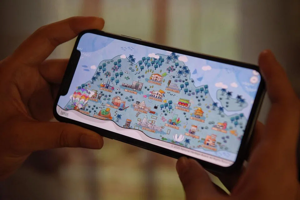 MENCARI AI: Kanak-kanak berpeluang bergambar dengan Ai, watak kartun, di laman Pusat Warisan Melayu (MHC) dan mencari Ai melalui permainan Ai Love Museums: Hide-N-Seek dalam talian atau melalui telefon bimbit (gambar atas). - Foto MARK CHEONG 