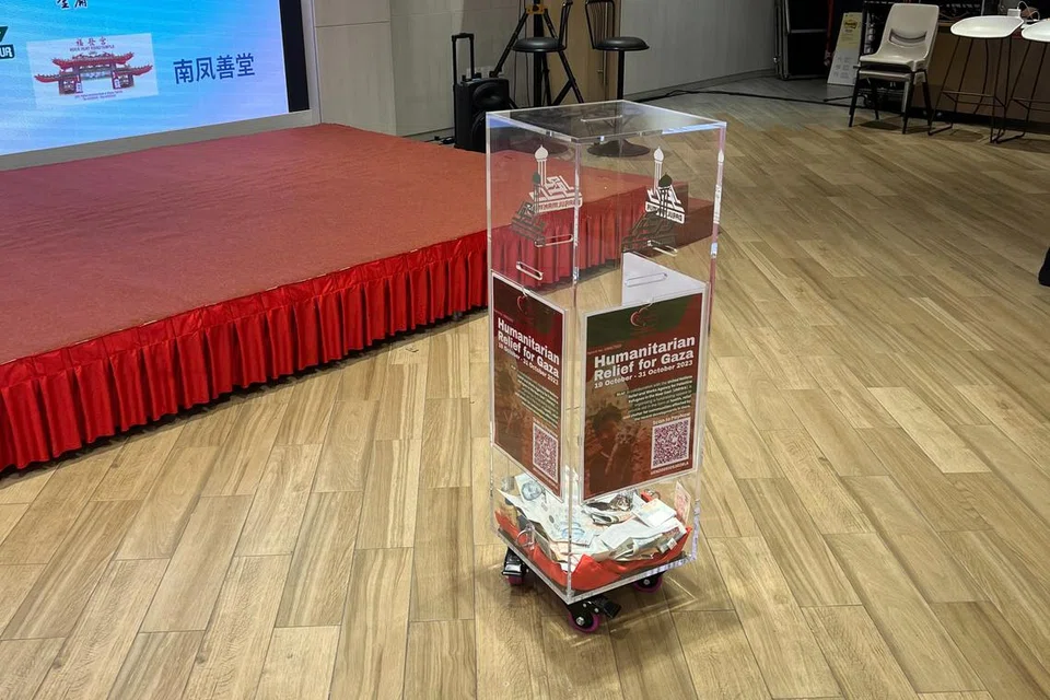 TABUNG DERMA: Derma tunai yang dikumpul semasa acara penyampaian cek pada malam Sabtu daripada hadirin.