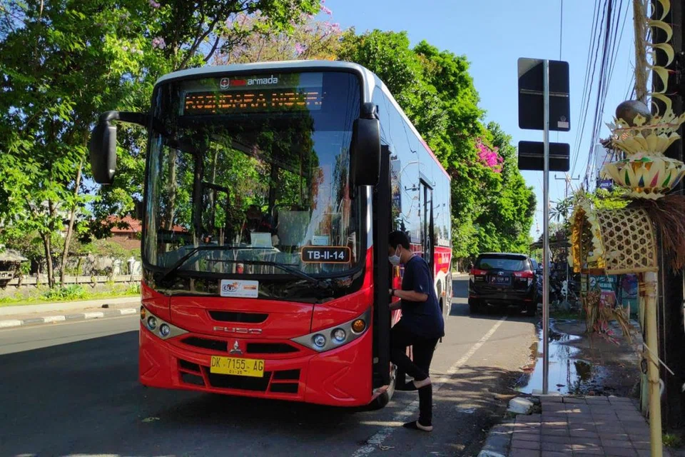 Seorang penumpang menaiki bas Trans Metro Dewata (TMD) di Bali. Pentadbiran Bali memutuskan untuk menghentikan perkhidmatan bas awam tersebut mulai 1 Januari 2025 setelah kontrak subsidi ‘Buy The Service’ (BTS) dengan Kementerian Pengangkutan berakhir. 