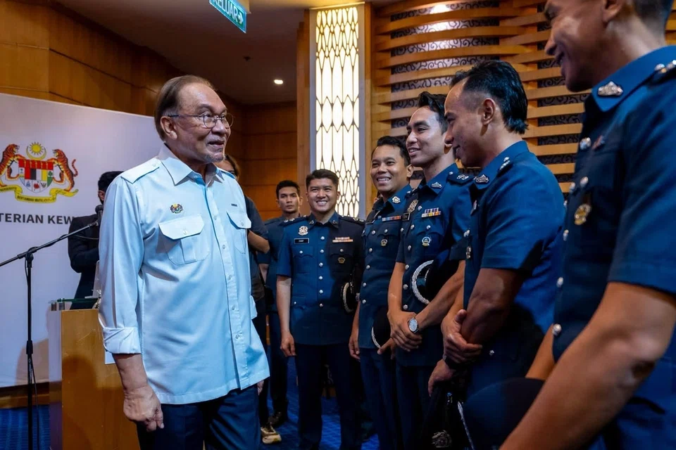 Perdana Menteri Malaysia, Datuk Seri Anwar Ibrahim (kiri), berjumpa dengan kakitangan Kementerian Kewangan pada Majlis Perhimpunan Warga Kementerian Kewangan di Putrajaya.