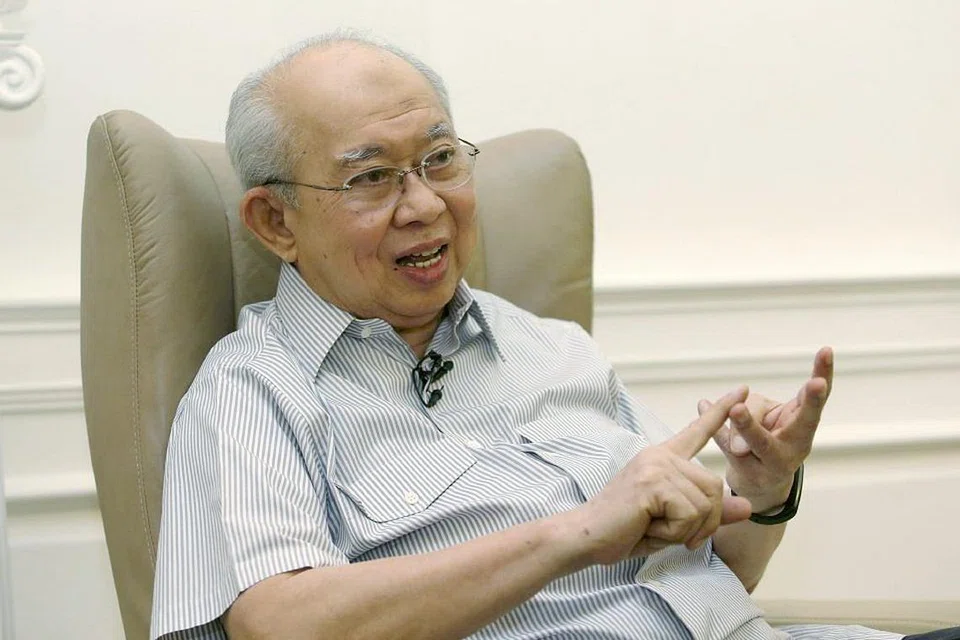 Tengku Razaleigh menawarkan diri bertanding bagi jawatan presiden Umno pada pemilihan parti akhir bulan ini. 