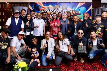 Pengerusi Persatuan Karyawan Malaysia (Karyawan), Datuk Khadijah Ibrahim (tengah, berbaju merah), bersama barisan artis yang bakal menjayakan Festival Muzik Vit’s, ‘Konsert Telan Kaset 90-an’, di Padang Timur, Petaling Jaya, pada 12 dan 13 Oktober. 