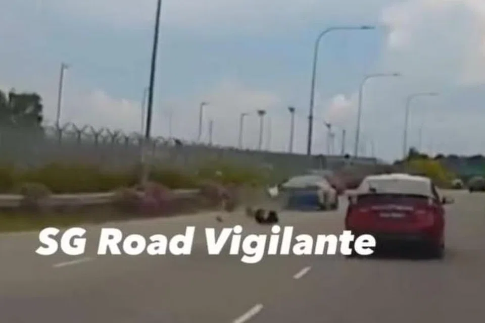 NAHAS MAUT: Seorang penunggang motosikal maut  selepas satu kemalangan dengan sebuah lori di Tuas.