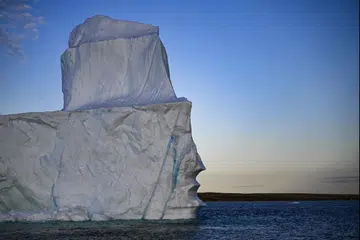 TERAPUNG DI AIR: Sebuah aisberg yang mencair dilihat hanyut akibat suhu tinggi di Scoresby Fjord berhampiran Ittoqqortoormiit, Greenland, pada 12 Ogos. Persidangan Perubahan Iklim PBB Ke-28 (COP28) dimulakan di Dubai pada 30 November, dengan negara-negara menghadapi tekanan untuk meningkatkan tindakan segera terhadap isu pemanasan sejagat dan menghentikan penggunaan bahan api fosil.