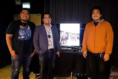 BERMAYA DI ALAM MAYA: Pengarah Kanan Solusi Realiti Terimbuh dan Maya di syarikat pembangun sofwe realiti maya (VR) dan realiti berimbuh (AR), EON Reality, Encik Mohamad Ridwan Othman (tengah) melihat manfaat dua teknologi terkini dalam pembelajaran dan latihan pekerja. Di kirinya adalah jurutera solusi, Encik Suheime Pi'ee dan di kanannya pula adalah jurutera teknikal, Encik Abdul Hakim Abdul Halim, yang banyak mempelajari proses menjadi pekerja berilmu dengan pendedahan AR dan VR. - Foto BM oleh RABIATUL ADAWIYYAH SALEH