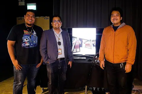 BERMAYA DI ALAM MAYA: Pengarah Kanan Solusi Realiti Terimbuh dan Maya di syarikat pembangun sofwe realiti maya (VR) dan realiti berimbuh (AR), EON Reality, Encik Mohamad Ridwan Othman (tengah) melihat manfaat dua teknologi terkini dalam pembelajaran dan latihan pekerja. Di kirinya adalah jurutera solusi, Encik Suheime Pi'ee dan di kanannya pula adalah jurutera teknikal, Encik Abdul Hakim Abdul Halim, yang banyak mempelajari proses menjadi pekerja berilmu dengan pendedahan AR dan VR. - Foto BM oleh RABIATUL ADAWIYYAH SALEH