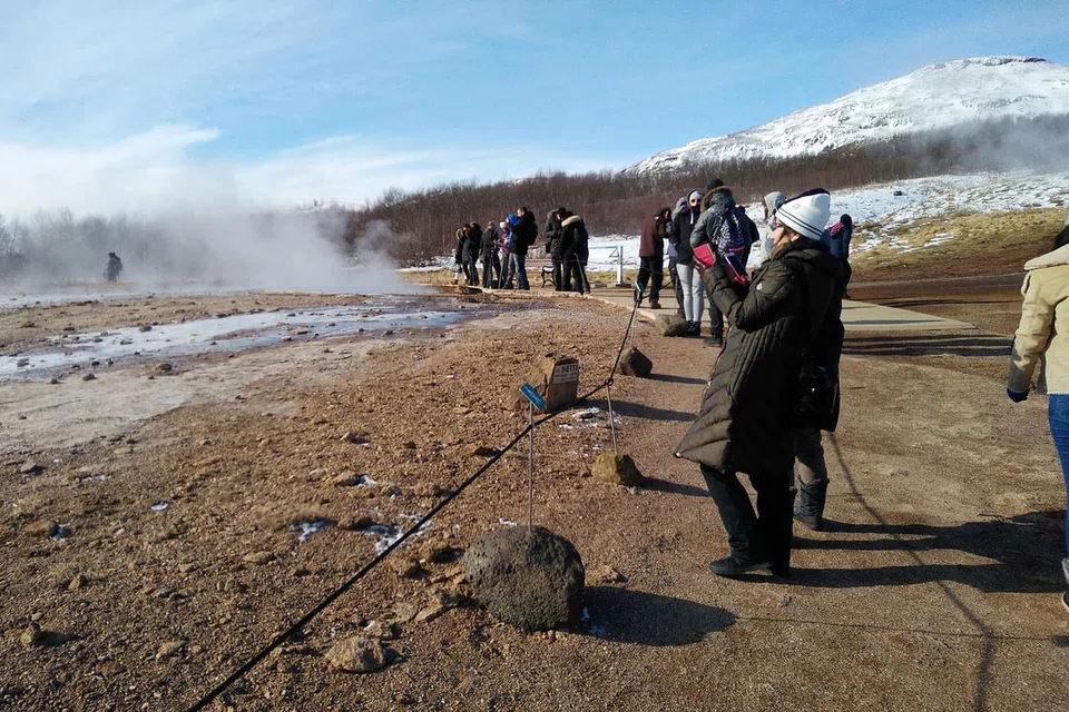 PEMANDANGAN MENAKJUBKAN: Para pelancong berpusu-pusu mahu menyaksikan letusan air dan wap panas di Geysir Hot Spring dan Strokkur di lembah Haukadalur. - Foto SAINI SALLEH 