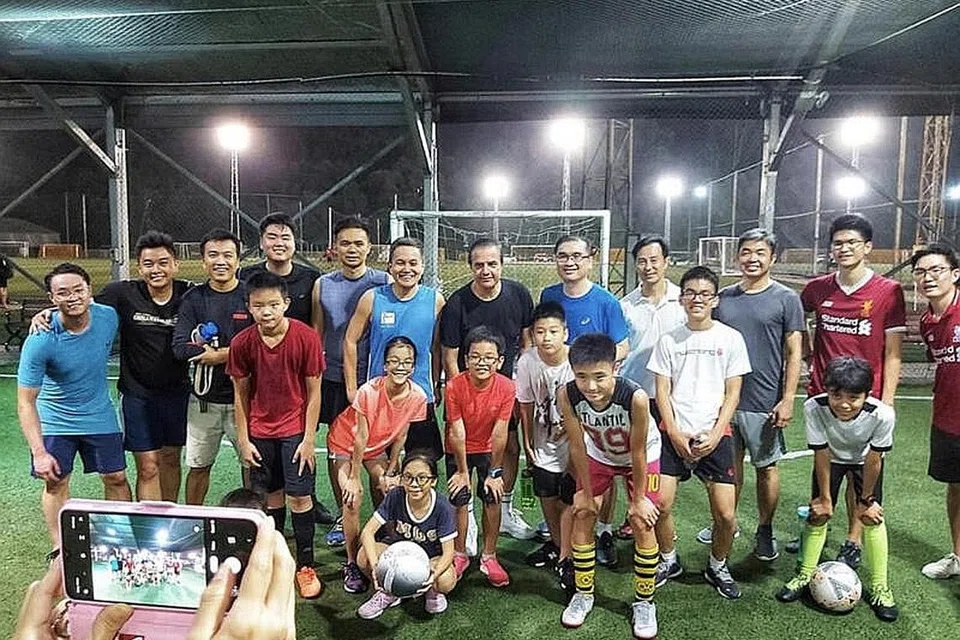 CEO PERERAT JALINAN LEWAT SUKAN: Encik Tan Chin Hwee kekal aktif bersukan bersama keluarga dan kawan-kawan. Namun bagi beliau sekarang, sukan adalah aktiviti demi ikatan keluarga dan sosial. - Foto ihsan TAN CHIN HWEE