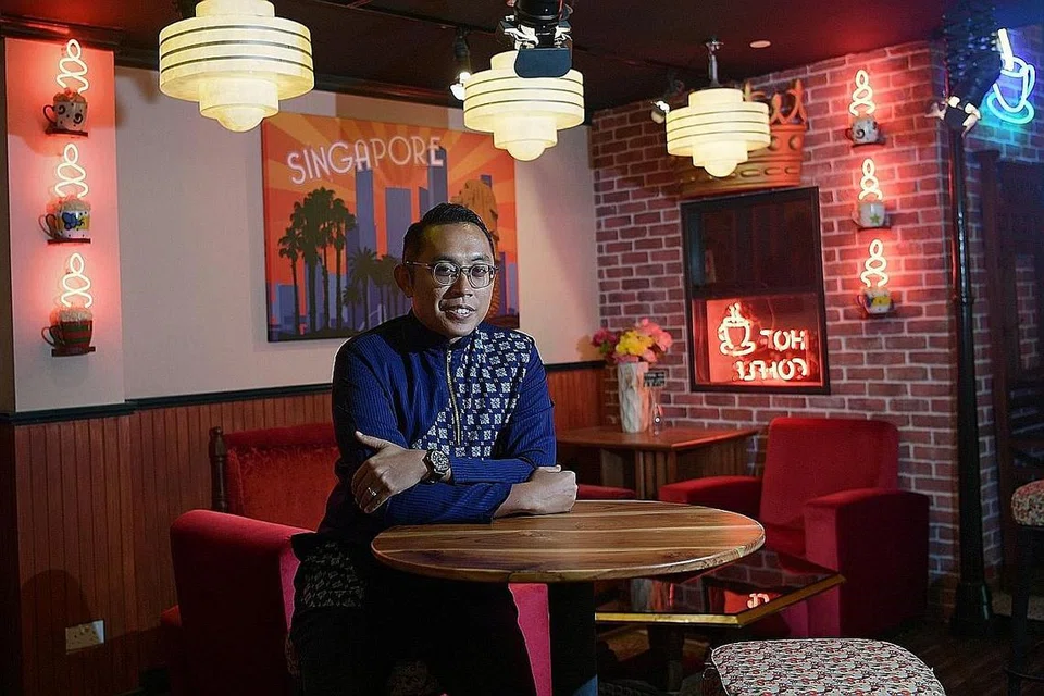 PEJUANG JAZ MELAYU: Bakat Singapura, Rudy Djoharnaen, teruja dapat mewakili negara dalam pesta jaz dan fesyen ikonik Batam, Bajafash 2018 di Batam View Beach Resort, Jumaat dan Sabtu ini, kerana ia ruang baginya memperkenalkan irama jaz Melayu yang kaya dengan penjiwaan. - Foto-foto BH oleh NG SOR LUAN