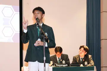 Pembahas Institusi St. Joseph (SJI) Ariel Aiman Noorisman membentangkan hujuhannya semasa pertandingan Bahas 4PM yang diadakan di Auditorium SingPost pada 2 Mac.