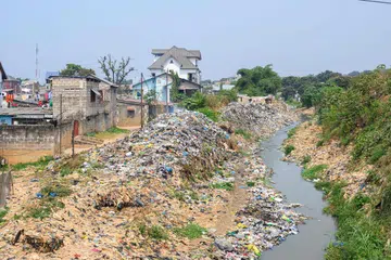 Gambaran sebuah tempat yang dipenuhi sampah sarap.