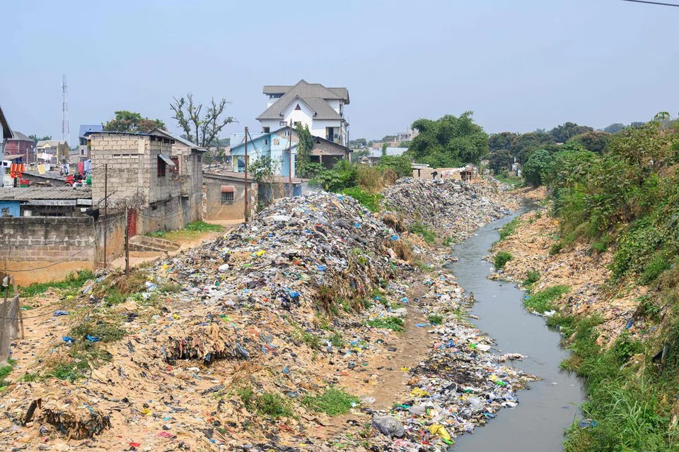 Gambaran sebuah tempat yang dipenuhi sampah sarap.