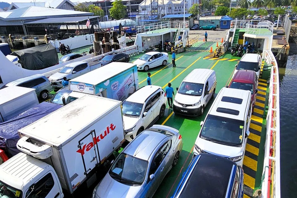 Kereta dibawa menaiki feri ke Langkawi.