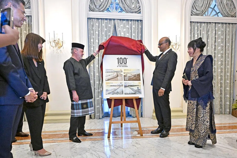 
Presiden Tharman Shanmugaratnam (dua dari kanan), yang bersama isterinya, Puan Jane Ittogi Shanmugaratnam (kanan), dan Yang di-Pertuan Agong Malaysia, Sultan Ibrahim, melancarkan reka bentuk setem sambutan ulang tahun ke-100 Koswe antara Singapura dengan Malaysia sebelum jamuan negara di Istana pada pada 6 Mei.