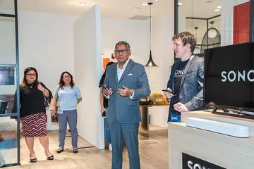 TEKNOLOGI MAJU: Pengarah Urusan Harvey Norman Asia, Encik Kenneth Aruldoss (kiri) dan CEO TC Acoustic, Encik Christian Honegger (kanan) sedang menjelaskan mengenai produk terbaru Sonos, Sonos Beam. - Foto ZALEHA ABDUL KADER