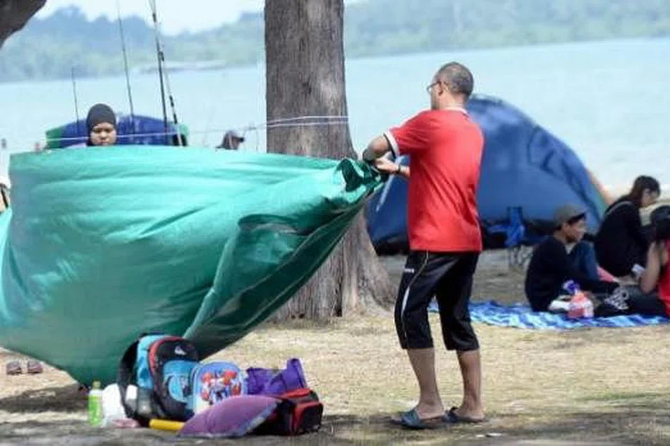 BERSANTAI DI PANTAI: Khemah menjadi alat penting bagi keluarga berkelah di pantai sambil mencari perlindungan daripada terik panahan matahari.