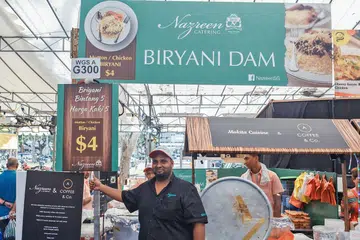 HARGA BERPATUTAN: Encik Mohamed Ghany Mohamed Salleh, Pengurus Nazreen Catering, menawarkan harga berpatutan kepada pelanggan agar mereka dapat menikmati nasi berani bersama keluarga. - Foto BM oleh IQBAL FAIZAL