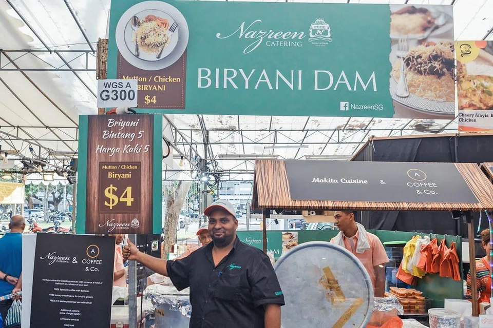 HARGA BERPATUTAN: Encik Mohamed Ghany Mohamed Salleh, Pengurus Nazreen Catering, menawarkan harga berpatutan kepada pelanggan agar mereka dapat menikmati nasi berani bersama keluarga. - Foto BM oleh IQBAL FAIZAL