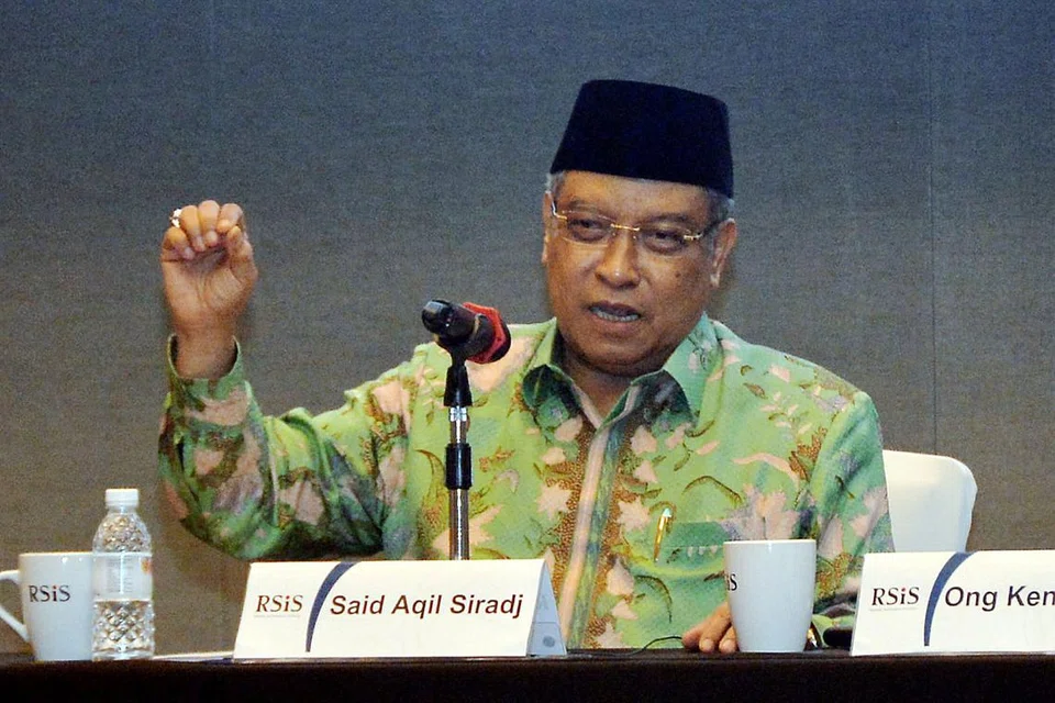 PERTEGUH PRINSIP SEDERHANA: Pengerusi Nahdlatul Ulama Indonesia, Dr Kyai Said Aqil Siradj, menyampaikan ceramah anjuran RSIS mengenai usaha pertubuhan itu memupuk kesederhanaan dan toleransi, di Sheraton Towers baru-baru ini. - Foto KHALID BABA