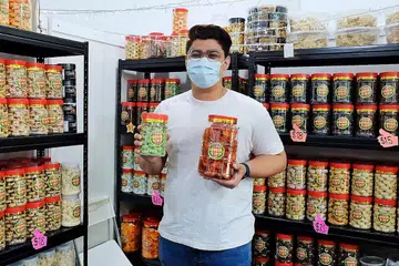 MEMBINA PENGALAMAN KEDAI RUNCIT: Encik Zulkynaen Abdul Rahman, 26 tahun, membantu bapanya untuk mendapatkan pengalaman sebelum mengembangkan perniagaan mereka. - Foto BH oleh KHALID BABA