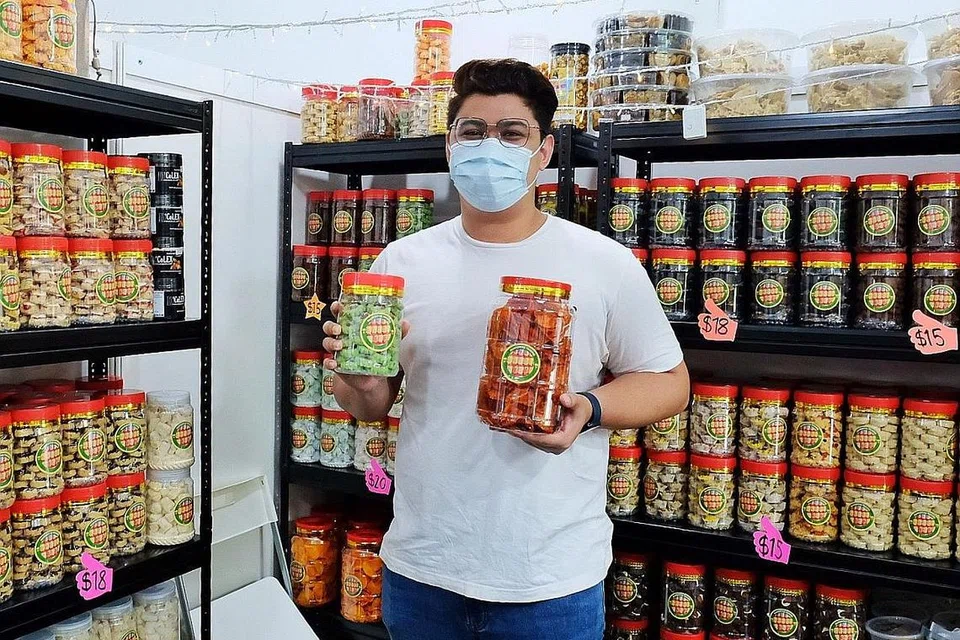 MEMBINA PENGALAMAN KEDAI RUNCIT: Encik Zulkynaen Abdul Rahman, 26 tahun, membantu bapanya untuk mendapatkan pengalaman sebelum mengembangkan perniagaan mereka. - Foto BH oleh KHALID BABA