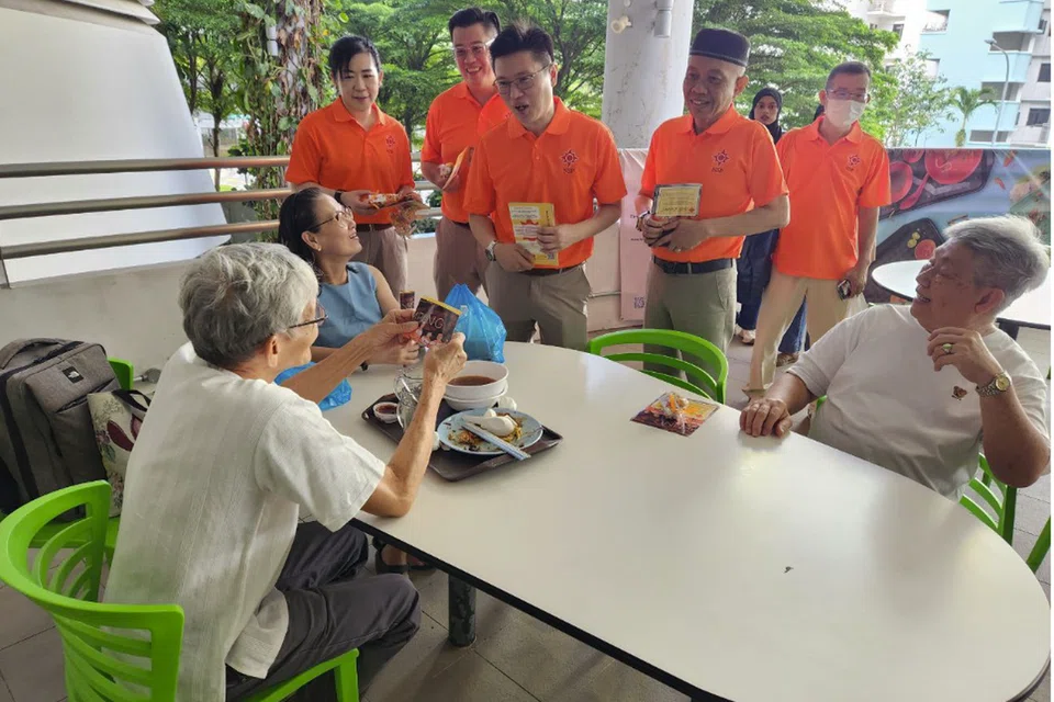 (Dari kiri) Parti Perpaduan Nasional (NSP) bagi GRC Sembawang – Cik Verina Ong, Encik Raiyian Chia, Encik Spencer Ng, Encik Yadzeth Hairis dan Encik Lee Wei – memulakan pagi mereka di pusat penjaja Kampung Admiralty. 