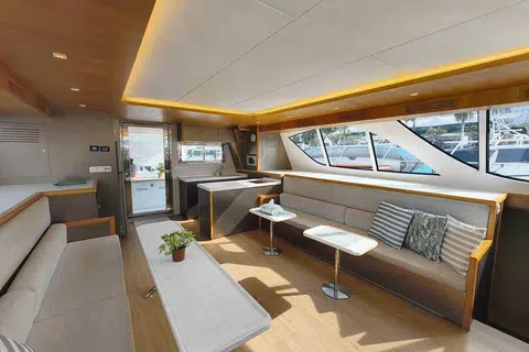 Valencia Yachts menawarkan katamaran luas, sepanjang 47 kaki seperti ‘Maximum 2’ yang boleh menampung sehingga 42 orang sesuai untuk acara yang melibatkan lebih ramai orang seperti sambutan hari jadi.