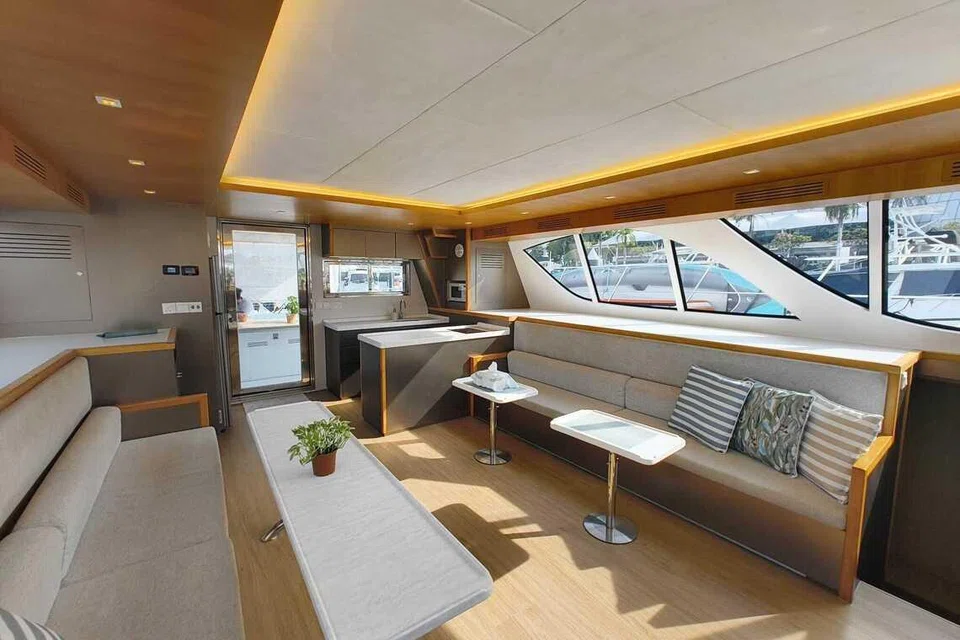 Valencia Yachts menawarkan katamaran luas, sepanjang 47 kaki seperti ‘Maximum 2’ yang boleh menampung sehingga 42 orang sesuai untuk acara yang melibatkan lebih ramai orang seperti sambutan hari jadi.