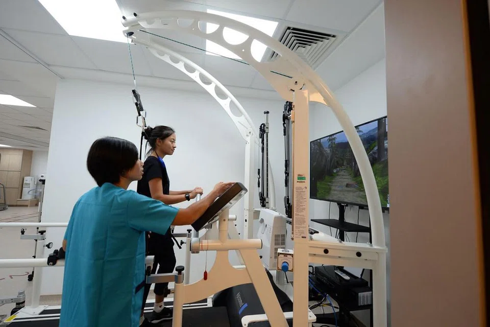MANFAATKAN TEKNOLOGI: Pesakit boleh menggunakan sistem latihan berjalan robotik sambil menggunakan 'treadmill' yang memanfaatkan teknologi realiti maya (VR). - Foto WANBAO