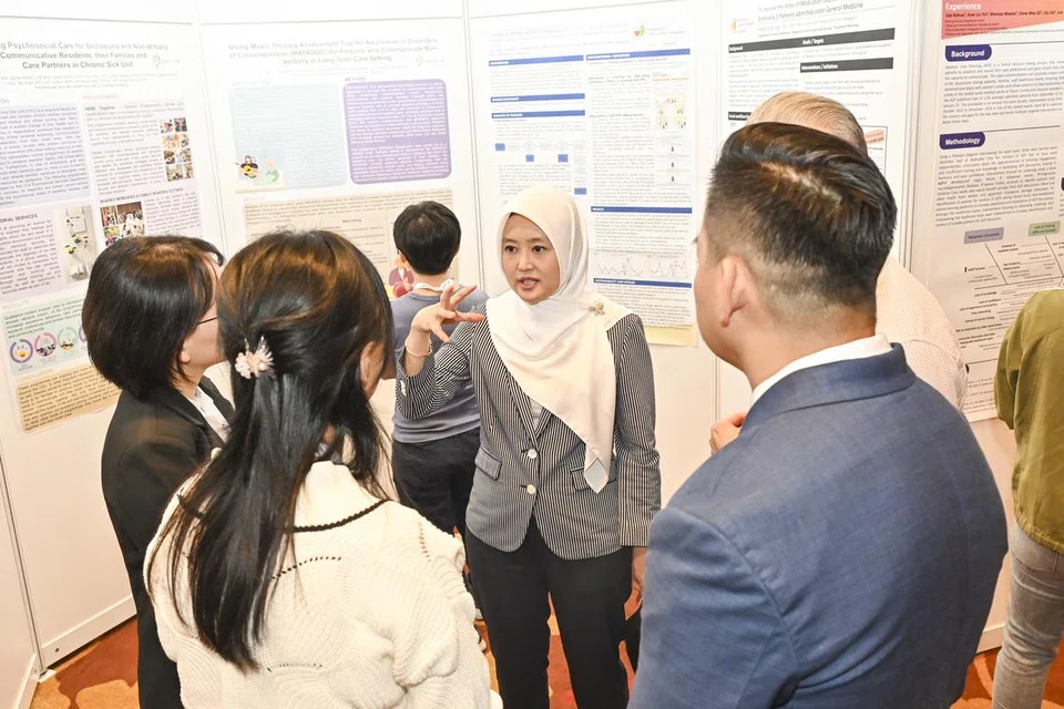 Menteri Negara (Penerangan dan Pembangunan Digital merangkap Kesihatan), Cik Rahayu Mahzam (dua dari kanan), berinteraksi dengan peserta Persidangan Peningkatan Mutu Penjagaan Paliatif Singapura 2024 pada 29 Ogos di Pusat Ekspo dan Konvensyen Marina Bay Sands.