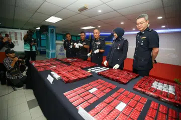 Timbalan Ketua Polis Pulau Pinang, Datuk Mohd Alwi Zainal Abidin (tiga kanan), menunjukkan dadah bernilai RM2.97 juta yang dirampas pada sidang media di Ibu Pejabat Daerah Timur Laut, Pulau Pinang. 