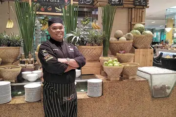 CEF MAZLAN BOYAMIN: Anggap masakan Melayu sama baiknya dengan juadah negara lain, justeru dengan mengetengahkannya, barangkali cef Melayu lain mampu disokong menebarkan sayap bukan sahaja di Singapura, malah ke peringkat dunia. - Foto ihsan MAZLAN BOYAMIN