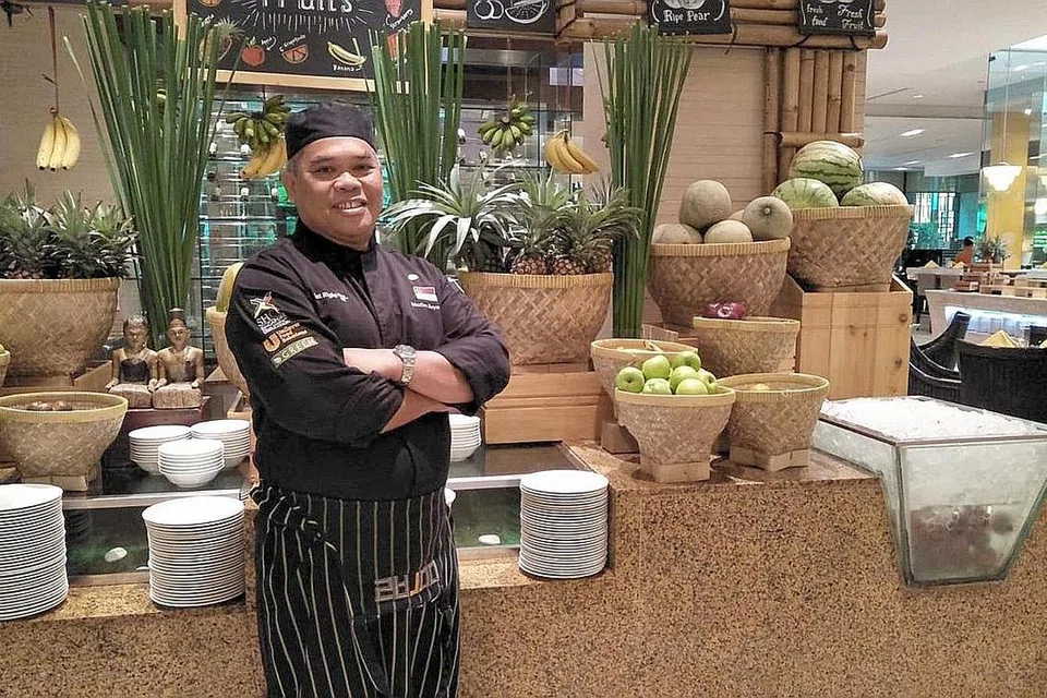 CEF MAZLAN BOYAMIN: Anggap masakan Melayu sama baiknya dengan juadah negara lain, justeru dengan mengetengahkannya, barangkali cef Melayu lain mampu disokong menebarkan sayap bukan sahaja di Singapura, malah ke peringkat dunia. - Foto ihsan MAZLAN BOYAMIN